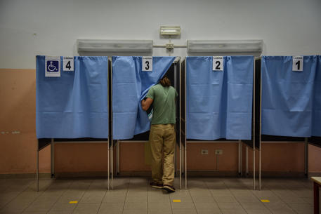 Elezioni Puglia: sottratta pistola ad un finanziere in un seggio di Foggia