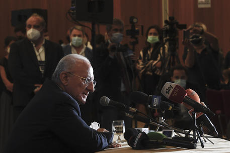 Vincenzo De Luca nella conferenza stampa a commento del voto nella sua Regione © ANSA