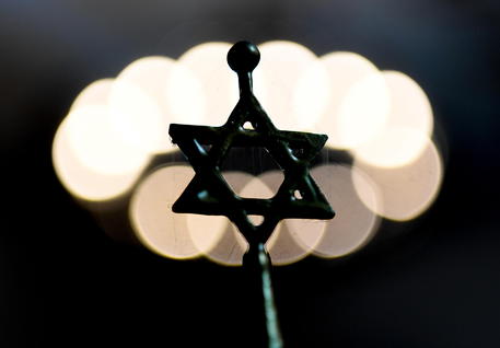 Stella di David nella Sinagoga di Halle teatro dell'attentato del 9 ottobre 2019 © EPA