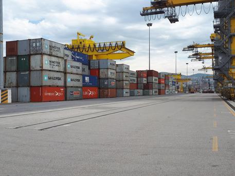 Container su una banchina del porto di Trieste in un'immagine d'archivio. © ANSA