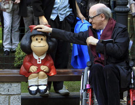 Il disegnatore argentino Quino con la sua creatura Mafalda © EPA