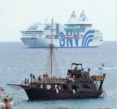 Migranti: nave quarantena a Lampedusa, via a trasferimento © ANSA