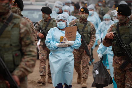 Personale medico supportato dall'esercito in Perù © EPA
