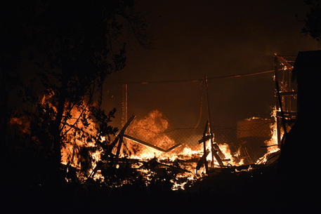 L'incendio nel campo profughi di Moria sull'isola di Lesbo © EPA