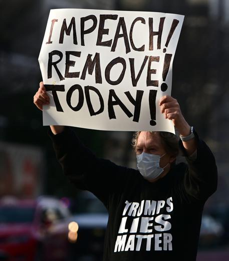 Un manifestante chiede l'impeachment per Doald Trump © AFP