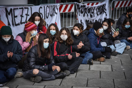 Presidio degli studenti davanti alla Regione Lombardia in protesta contro la dad © ANSA
