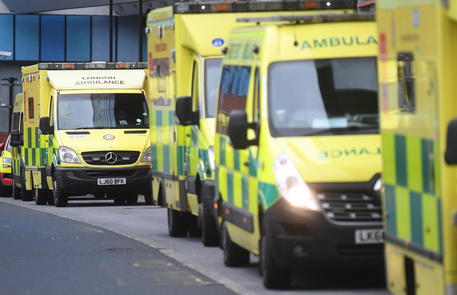 Ambulanze in coda al Royal London Hospital di Londra © EPA