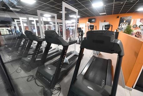 La sala fitness di una palestra completamente vuota © ANSA