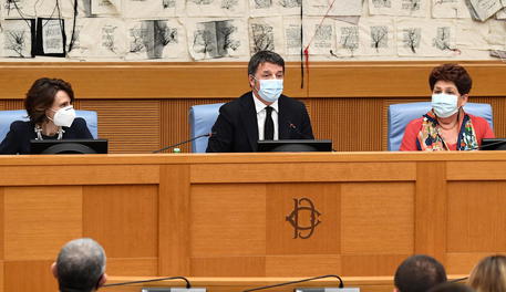 Matteo Renzi con le ministre Bellanova e Bonetti (Foto Ansa) © EPA