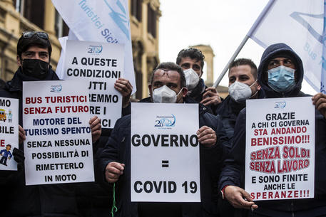 La protesta dei bus turistici in piazza a Roma © ANSA