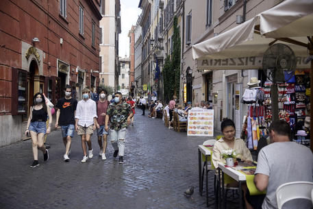 Una strada del centro di Roma, pochi i turisti. Archivio © ANSA 