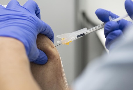 Infermiere somministra dose del vaccino contro il Covid-19 © Ansa