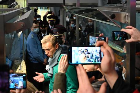 L'oppositore russo al controllo passaporti all'aeroporto Sheremetyevo di Mosca © AFP