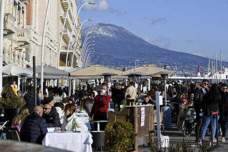 Folla sul lungomare di Napoli © ANSA
