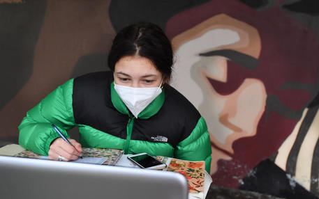 Una ragazza al computer durante un'occupazione a scuola in una foto d'archivio © ANSA