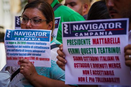 Iniziato lo sciopero della fame dei Navigator, vincitori del concorso e non assunti, all'esterno della sede della Regione Campania © ANSA