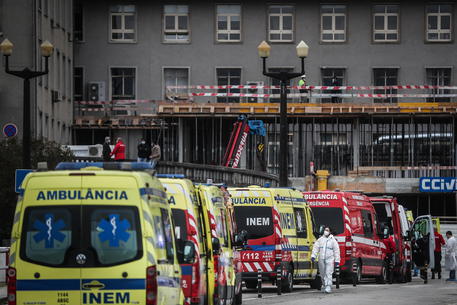 Ambulances near Santa Maria Hospital in Lisbon [ARCHIVE MATERIAL 20210128 ] © ANSA 