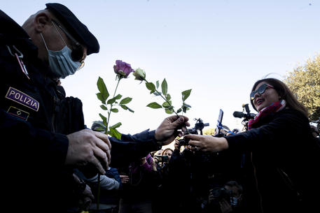 Le donne che donano rose agli agenti a Roma © ANSA