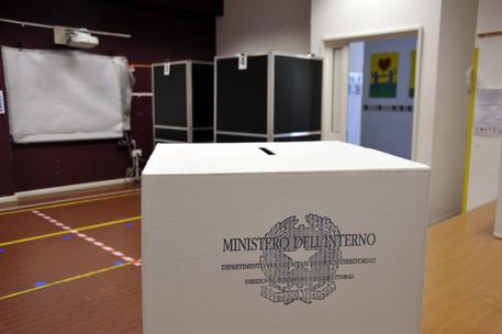 Un seggio elettorale in una foto d'archivio © ANSA