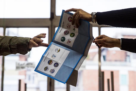 Una scheda elettorale in un seggio (Foto Ansa) © ANSA