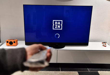 Un televisore attende il segnale di Dazn © ANSA