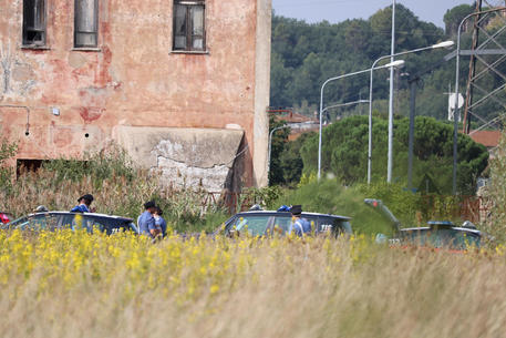Sopralluogo dei carabinieri nel casolare abbandonato © ANSA