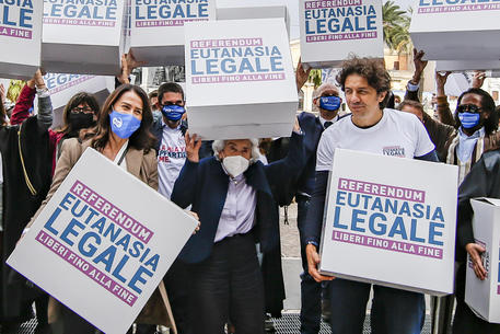 Filomena Gallo, Mina Welby e Marco Cappato in occasione del deposito delle firme per il referendum sull'eutanasia legale presso la Corte di Cassazione, Roma 8 ottobre 2021 © ANSA