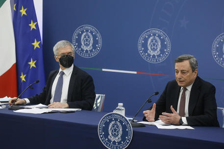 Il premier, Mario Draghi (D), il ministro dell'economia, Daniele Franco, durante la conferenza stampa al termine della riunione del Cdm sulla prossima legge di bilancio, Roma 28 ottobre 2021 © ANSA