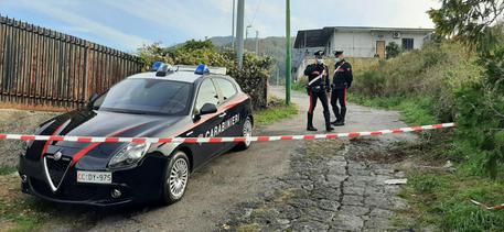 I carabinieri eseguono i primi rilievi ad Ercolano (Napoli), dove due giovani sono stati uccisi © ANSA