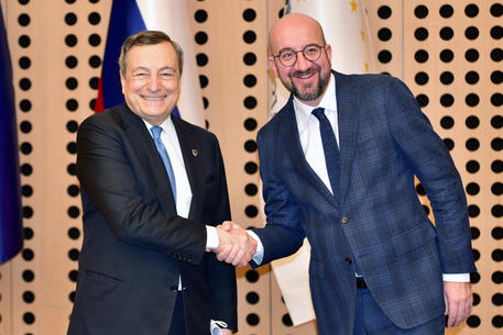 Mario Draghi e Charles Michel © EPA