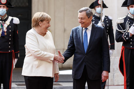 Merkel: Draghi garante dell&#39;euro, il mio amore per l&#39;Italia continuerà -  Politica - ANSA