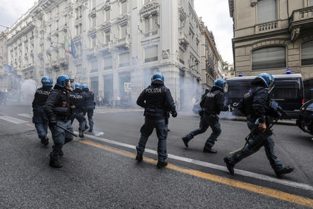 No Green pass in piazza, scontri nel cuore di Roma © ANSA