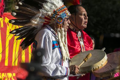 Nativi americani in costumi tradizionali © ANSA 