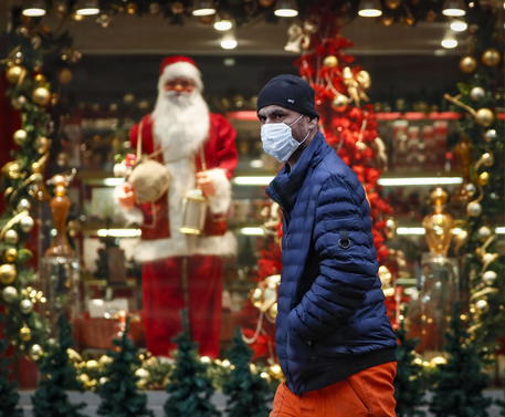 Un uomo con indosso la mascherina passeggia per le strade di Mosca © EPA