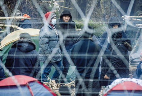Migranti al confine tra la Polonia e la Bielorussia © EPA