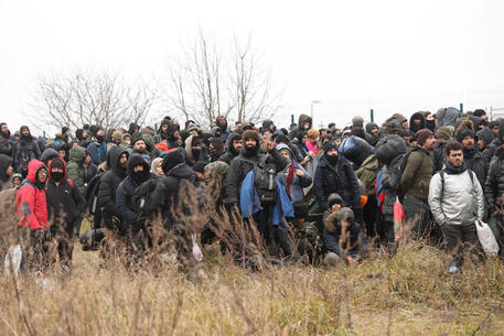 Bielorussia: centinaia migranti si concentrano alla dogana © AFP