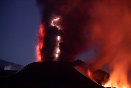 Lightning on Cumbre Vieja volcano © EPA