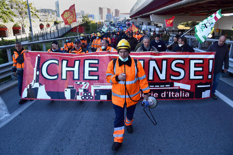 Acciaierie d'Italia, assemblea e corteo per chiedere piano industriale © ANSA