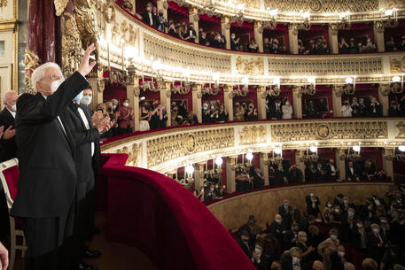 Il presidente Sergio MAttarella all'apertura del San Carlo a Napoli © ANSA