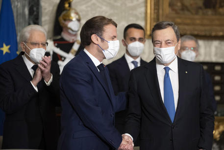 Mario Draghi, Sergio Mattarella ed Emmanuel Macron © ANSA
