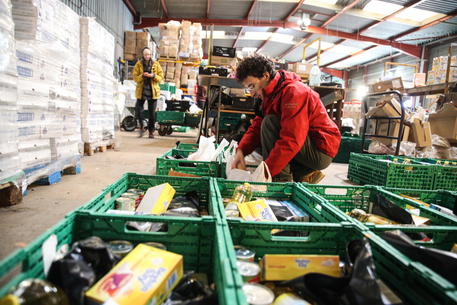 Volontari al porto di Calais preparano del cibo per i migranti © EPA