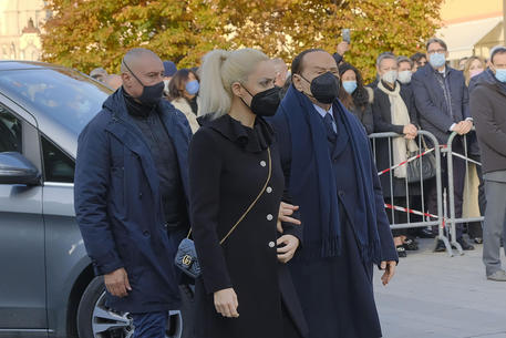 Silvio Berlusconi con la fidanzata Marta Fascina ai funerali di Doris © ANSA