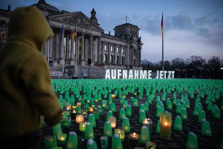 Migranti: il prato del Reichstag si riempie di candele © AFP