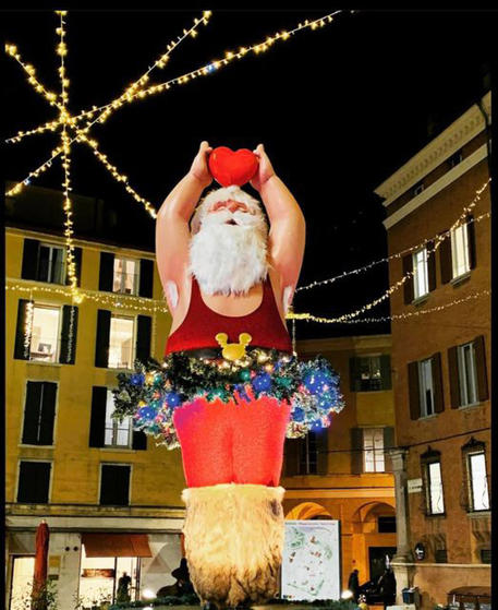 La statua di Babbo Natale a Modena © ANSA