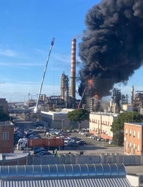 Blasts, column of smoke at Eni refinery in Tuscany (foto: ANSA)