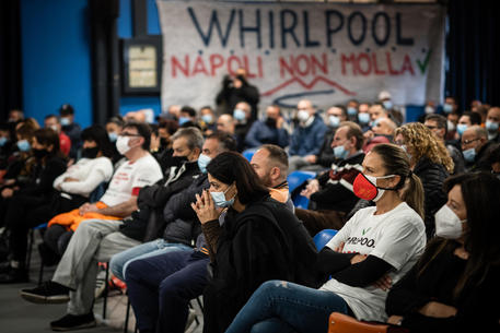 Assemblea degli operai Whirlpool dopo le prime lettere di licenziamento da parte dell'azienda statunitense © ANSA