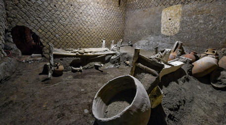 SABATO - A Pompei riemerge intatta la stanza degli schiavi con i letti e le suppellettili (ANSA/CIROFUSCO) (ANSA)