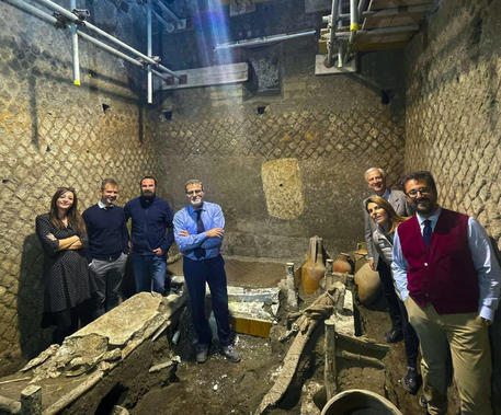 Massimo Osanna e tutta la squadra di archeologi che hanno lavorato alla scoperta a Pompei della stanza degli schiavi. Foto Massimo Osanna © ANSA