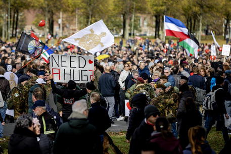Covid: Olanda, migliaia manifestano contro misure governo - Mondo - ANSA