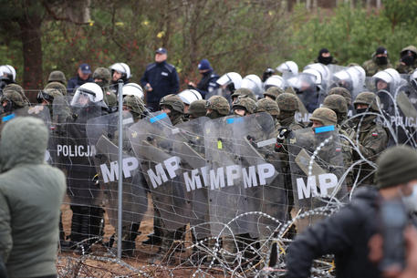 Centinaia di migranti dalla Bielorussia verso la Polonia © AFP